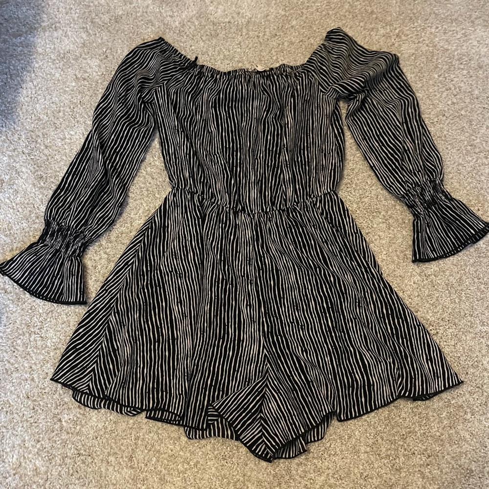 La’ Ven Black & White Pinstripe Romper Size Small